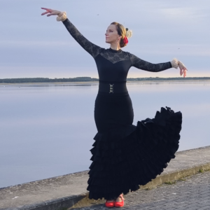 Flamencodanseres in zwarte jurk aan het water – Asturias Tweede Sectie Cursus