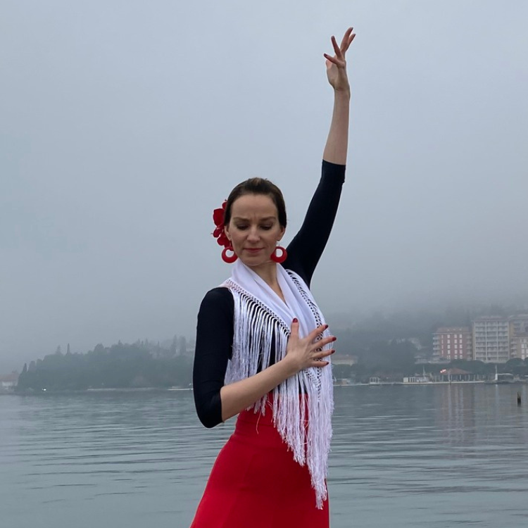 Flamencodanseres in rode rok – Tarara Rumba Flamenca Fuego